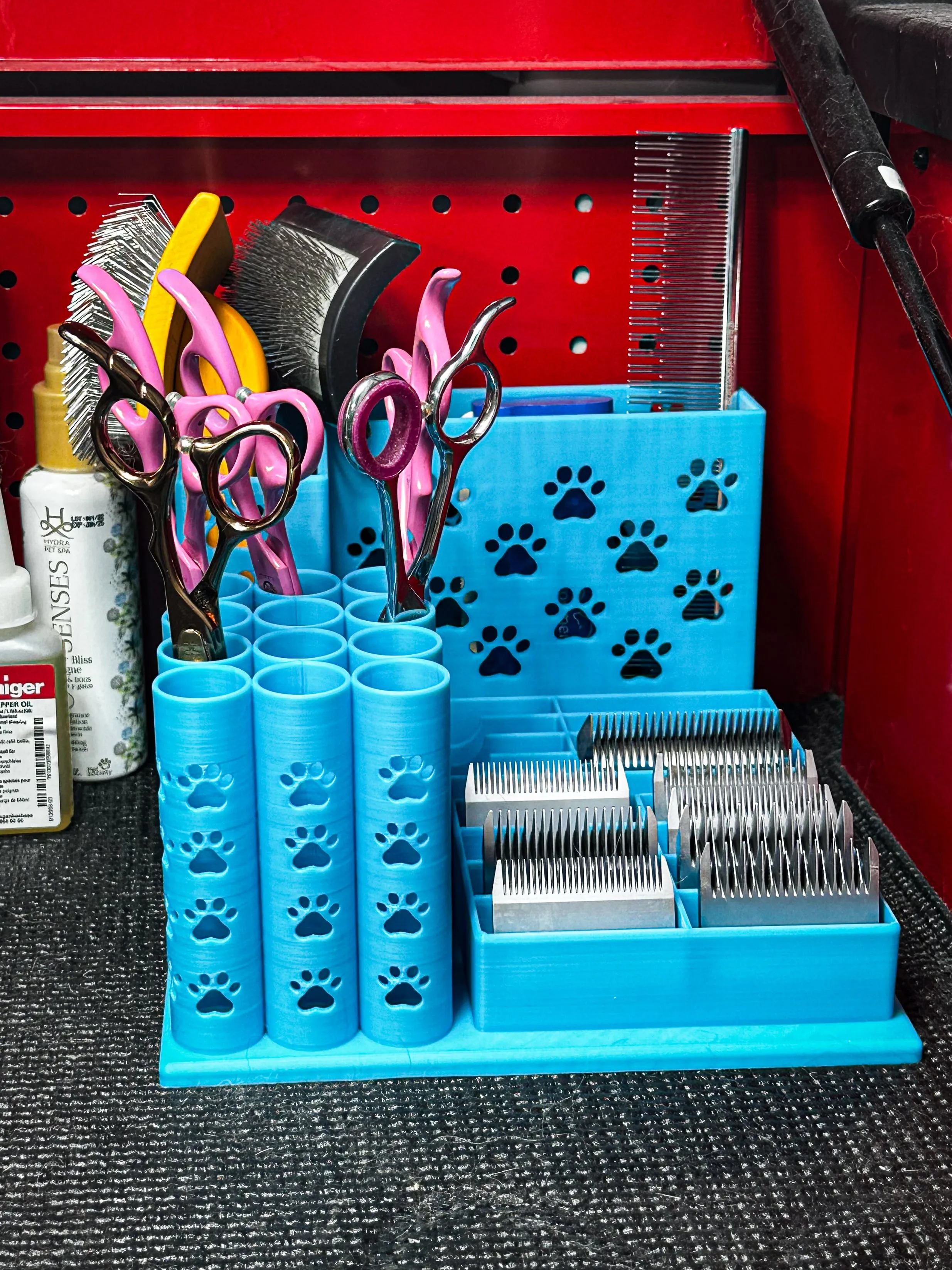 The Great Pyrenees-- Dog Grooming Brush Holder, 12 Scissors, 8 Standard and 8 Wide Blades  | Large Size |